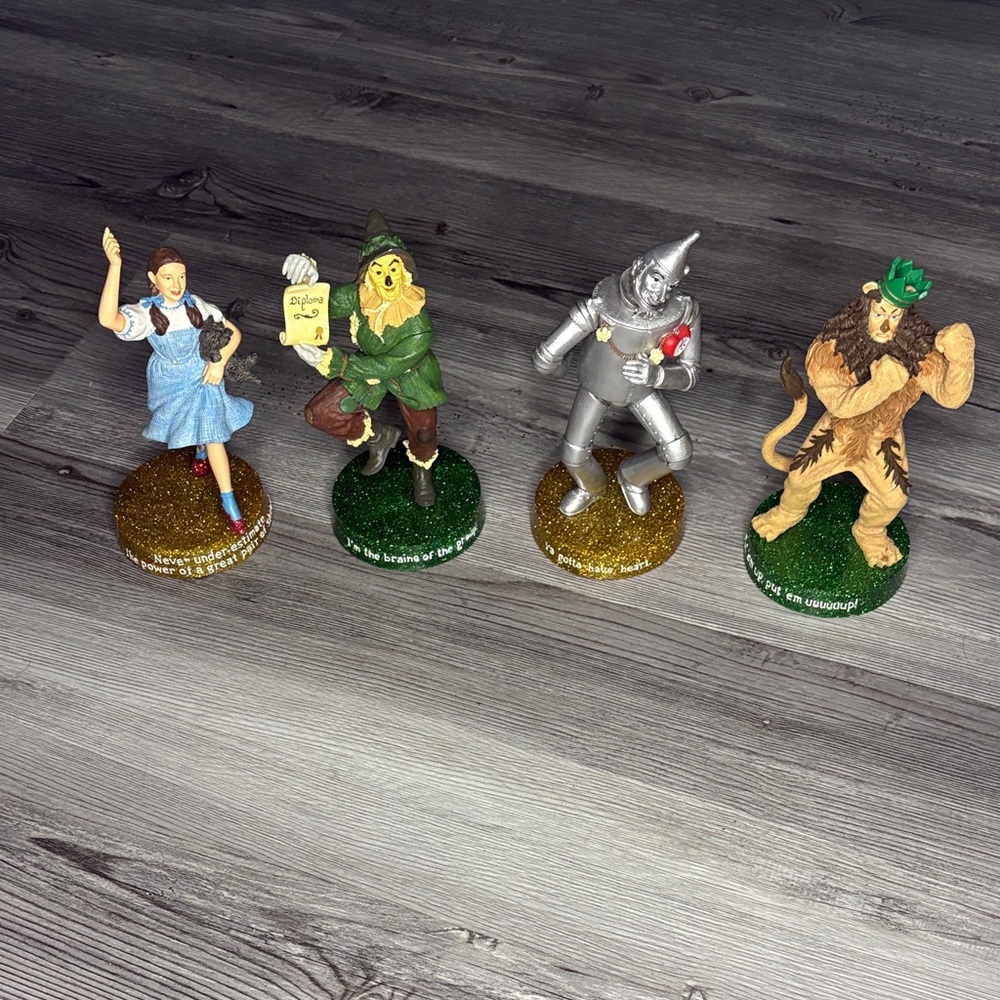 Westland Gifts Wizard of Oz Figurine Set Dorothy has a broken piece back foot